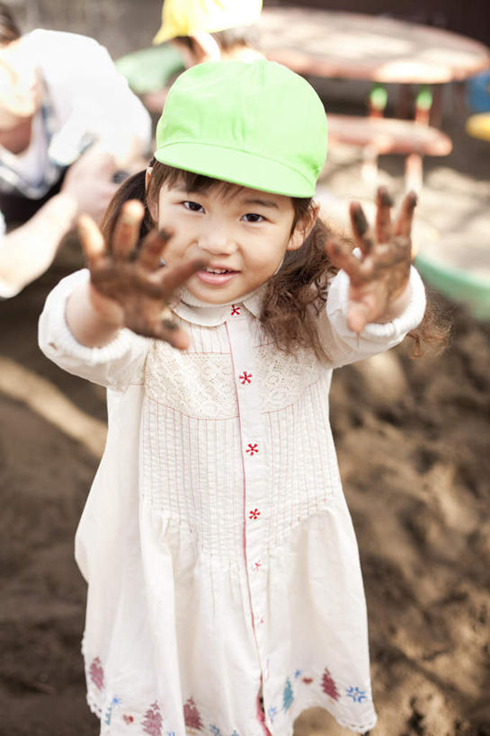 东方人,儿童,三个人,学生,工厂,站,竖图,俯视,室外,白天,游戏,纯洁,帽子,亚洲,朦胧,模糊,泥土,玩,注视,黄种人,娱乐,小孩,安全帽,观察,看,站着,休闲,修路,可爱,童年,童趣,观看,察看,关注,童真,烂漫,无邪,一顶,天真,男人,男性,年轻男性,女孩,女人,女性,亚洲人,老师,玩耍,嬉戏,站立,半身,彩图,高角度拍摄,工地,制造厂,女生