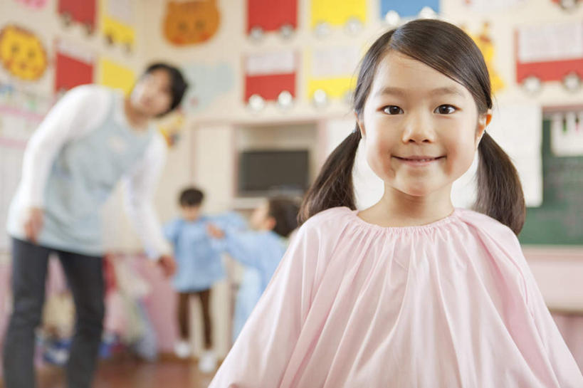 东方人,儿童,四个人,学生,学校,站,笑,微笑,露齿笑,横图,室内,白天,正面,游戏,纯洁,地板,亚洲,朦胧,模糊,墙,地面,玩,黄种人,娱乐,校园,木地板,墙壁,墙面,小孩,黑板,站着,休闲,教室,可爱,童年,童趣,教学,童真,烂漫,无邪,耐磨,教学黑板,天真,男孩,男人,男性,年轻男性,女孩,女人,女性,亚洲人,老师,玩耍,嬉戏,站立,半身,彩图,男生,女生