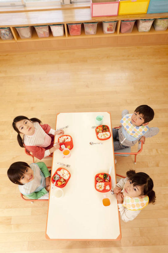 东方人,儿童,四个人,坐,竖图,俯视,室内,白天,纯洁,餐桌,地板,桌子,亚洲,饭盒,地面,注视,黄种人,木地板,盒子,小孩,看,教室,日本人,可爱,童年,童趣,餐台,关注,童真,烂漫,无邪,天真,男孩,男人,男性,女孩,女人,女性,亚洲人,孩子,抬头,仰头,坐着,彩图,高角度拍摄,全身,男生,女生