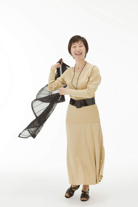 东方人,一个人,站,笑,微笑,露齿笑,竖图,室内,白天,白色背景,正面,裙子,亚洲,仅一个女性,仅一个人,握,连衣裙,丝巾,拿,拿着,注视,黄种人,黑色,观察,看,站着,仅一个中年女性,握着,摄影,影棚,观看,察看,关注,飘舞,女人,女性,中年女性,亚洲人,站立,彩图,全身,影棚拍摄,拍摄