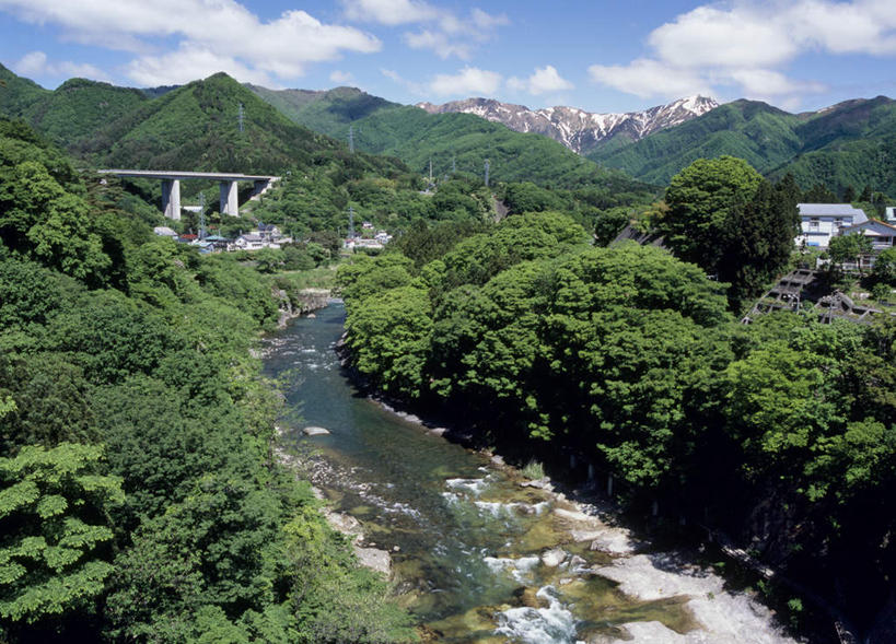 无人,横图,俯视,室外,白天,旅游,度假,河流,石头,美景,山,山脉,树林,水,植物,大桥,桥梁,日本,亚洲,阴影,光线,石子,影子,河水,景观,山峰,水流,云,云朵,桥,山峦,云彩,娱乐,树,树木,蓝色,绿色,白云,蓝天,天空,阳光,自然,群山,天,享受,休闲,景色,放松,生长,成长,自然风光,东亚,本州,关东地方,本州岛,日本国,群马,群马县,石块,岩石,彩图,高角度拍摄