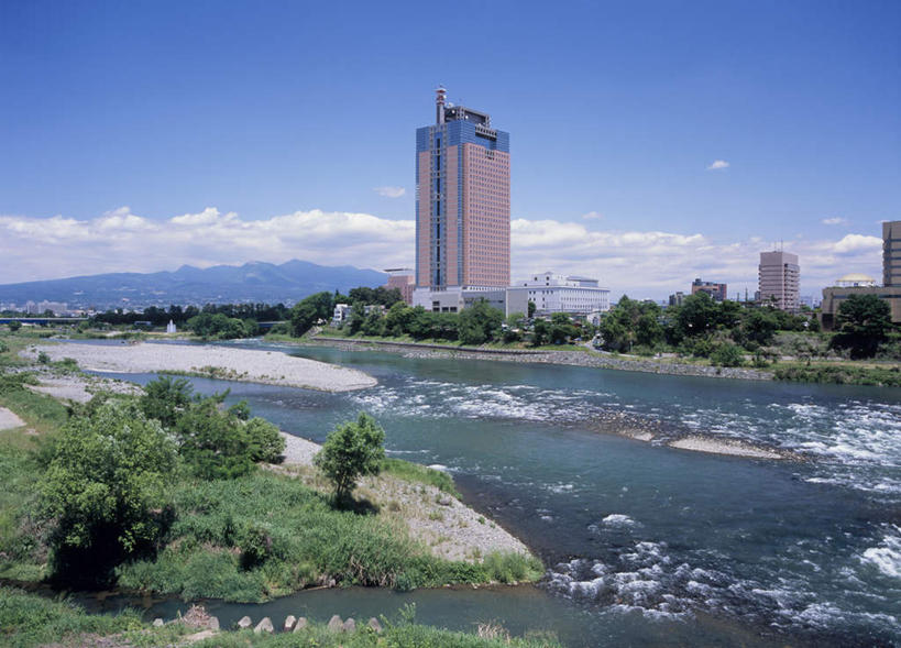 无人,高楼大厦,横图,室外,白天,正面,旅游,度假,河流,石头,美景,树林,水,植物,大厦,建筑,摩天大楼,日本,亚洲,阴影,光线,石子,影子,河水,景观,水流,云,云朵,云彩,娱乐,树,树木,蓝色,绿色,白云,蓝天,天空,阳光,自然,天,享受,休闲,景色,放松,生长,成长,自然风光,东亚,本州,关东地方,本州岛,日本国,群马,群马县,石块,彩图,大楼,高层建筑,高楼,摩天楼