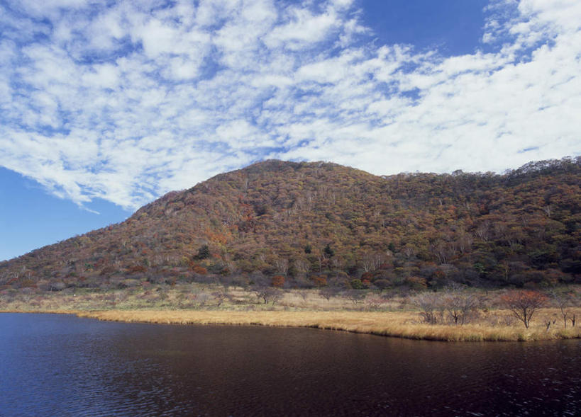 无人,横图,室外,白天,正面,旅游,度假,湖,湖泊,美景,秋季,山,山脉,树林,水,植物,日本,亚洲,阴影,光线,影子,湖面,景观,山峰,水流,水面,云,云朵,山峦,云彩,娱乐,树,树木,蓝色,绿色,白云,蓝天,天空,阳光,自然,湖水,群山,天,享受,休闲,景色,放松,生长,成长,自然风光,东亚,本州,关东地方,本州岛,日本国,群马,群马县,秋,秋天,彩图