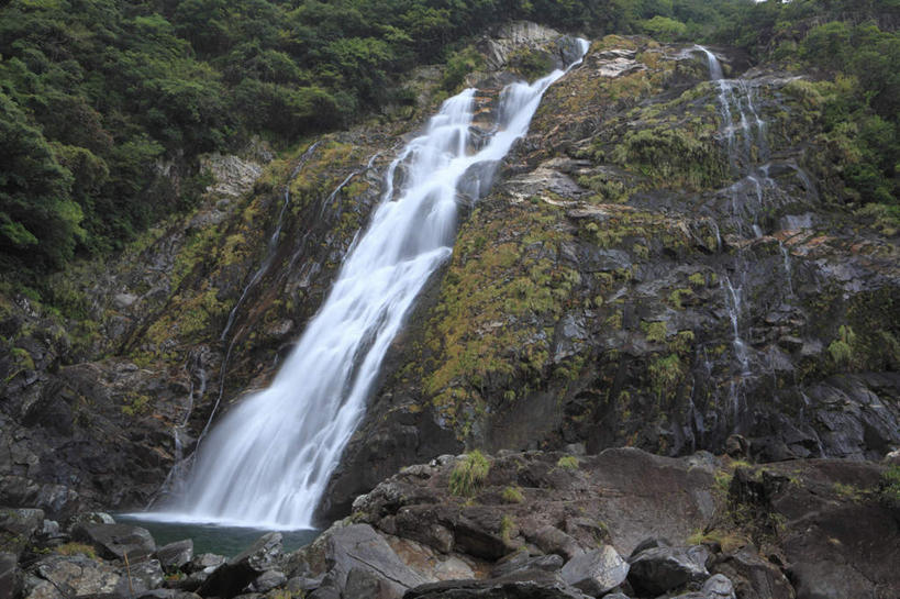 无人,横图,室外,白天,正面,旅游,度假,石头,美景,瀑布,山,树林,水,植物,鹿儿岛,日本,亚洲,飞溅,溅,石子,液体,景观,山峰,山峦,娱乐,树,树木,绿色,自然,享受,休闲,景色,放松,生长,成长,喷洒,自然风光,东亚,日本国,九州本岛,九州,九州岛,九州地方,鹿儿岛县,屋久岛,跌水,石块,彩图