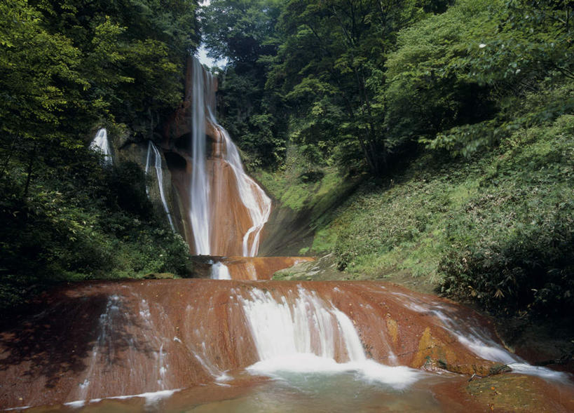 无人,横图,室外,白天,仰视,旅游,度假,石头,美景,瀑布,山,树林,水,植物,日本,亚洲,阴影,飞溅,溅,光线,石子,液体,影子,景观,山峰,山峦,娱乐,树,树木,绿色,阳光,自然,享受,休闲,景色,放松,生长,成长,喷洒,自然风光,东亚,本州,关东地方,本州岛,日本国,群马,群马县,跌水,石块,彩图,低角度拍摄