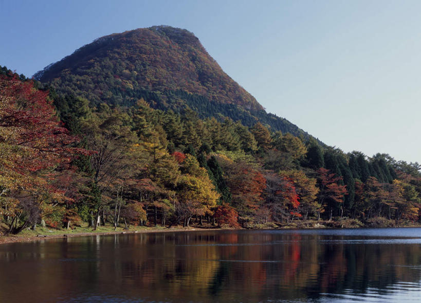 无人,横图,室外,白天,正面,旅游,度假,湖,湖泊,美景,山,树林,水,植物,日本,亚洲,许多,阴影,光线,影子,湖面,景观,山峰,水流,水面,山峦,娱乐,树,树木,红色,蓝色,绿色,蓝天,天空,阳光,自然,湖水,天,享受,休闲,景色,放松,生长,成长,自然风光,东亚,本州,关东地方,本州岛,日本国,群马,群马县,彩图