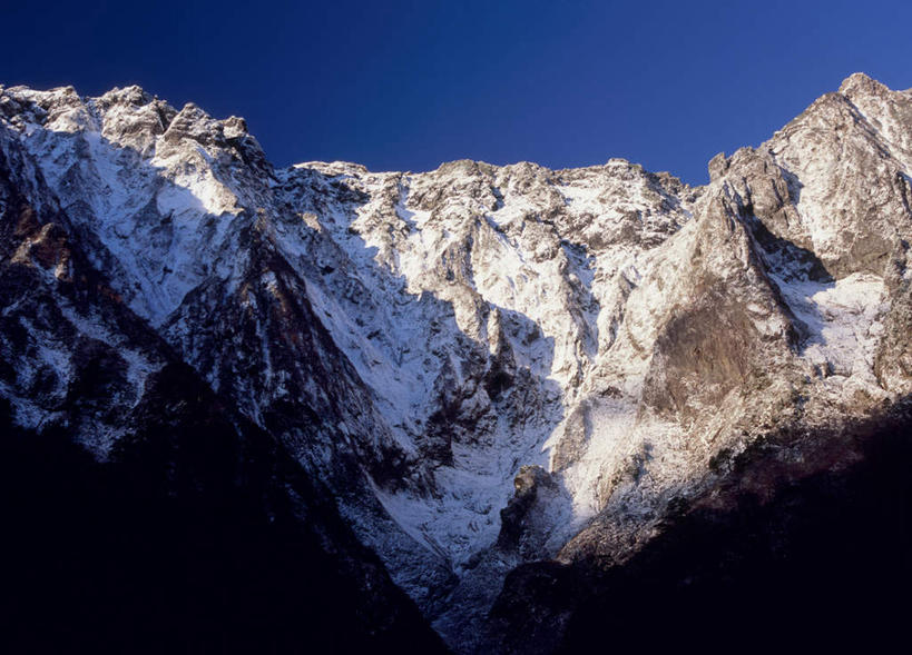 无人,横图,室外,白天,正面,旅游,度假,美景,山,山脉,雪,雪山,大雪,日本,亚洲,阴影,光线,影子,积雪,景观,山峰,雪景,冬天,山峦,娱乐,蓝色,蓝天,天空,阳光,自然,群山,天,享受,休闲,景色,放松,自然风光,东亚,本州,关东地方,本州岛,日本国,群马,群马县,彩图