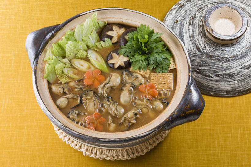 海鲜,无人,餐厅,横图,俯视,室内,特写,白天,烹饪,餐桌,桌子,萝卜,胡萝卜,蔬菜,餐具,一堆,许多,堆叠,堆积,炖锅,盖子,菌菇,蘑菇,肉,汤,日本料理,料理,食品,锅盖,菌类,锅,蛤蜊,火锅,水产,菜肴,美食,肉类,食物,日式料理,日式,食用菌,蛤,佳肴,餐台,堆,海产品,肉食,蛤仔,日式火锅,进餐用具,烹调用具,红萝卜,甘荀,彩图,高角度拍摄,餐馆,饭店,饭馆