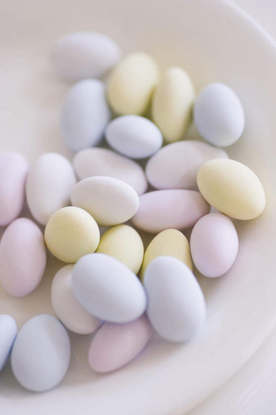 无人,竖图,俯视,室内,特写,白天,白色背景,桌面,桌子,一堆,许多,堆叠,堆积,食品,糖,糖果,甜点,甜品,粉红,食物,粉色,黄色,蓝色,白色,甜食,摄影,影棚,堆,硬糖,杏仁糖,彩图,高角度拍摄,影棚拍摄,拍摄