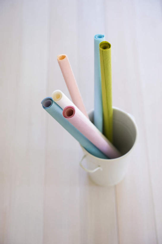 无人,竖图,俯视,室内,特写,白天,白色背景,桌面,桌子,静物,杯子,许多,瓷器,纸,咖啡杯,陶瓷制品,黄色,红色,蓝色,绿色,彩纸,摄影,影棚,瓷杯,彩图,高角度拍摄,影棚拍摄,拍摄