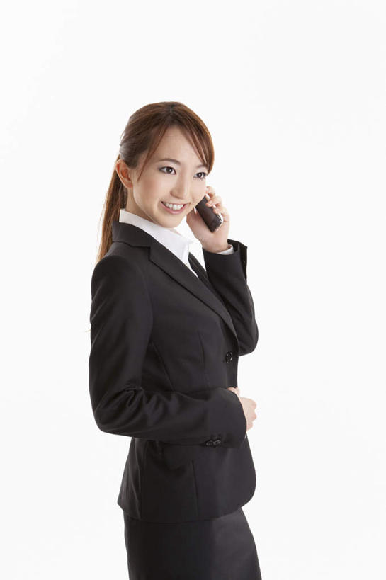 东方人,一个人,商务人士,商务女性,站,笑,打电话,微笑,露齿笑,竖图,室内,白天,白色背景,正面,电话,手机,亚洲,仅一个年轻女性,仅一个女性,仅一个人,套装,注视,黄种人,通讯设备,观察,看,站着,服务,摄影,影棚,观看,察看,关注,商务装,工薪阶层,服务型行业,交流,年轻女性,女人,女性,亚洲人,白领,上班族,沟通,通话,站立,半身,彩图,影棚拍摄,拍摄