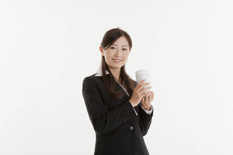 东方人,一个人,商务人士,商务女性,站,笑,微笑,露齿笑,横图,室内,白天,白色背景,正面,杯子,亚洲,仅一个年轻女性,仅一个女性,仅一个人,握,套装,拿,拿着,注视,黄种人,水杯,观察,看,站着,服务,握着,摄影,影棚,观看,察看,关注,商务装,工薪阶层,服务型行业,年轻女性,女人,女性,亚洲人,白领,上班族,茶杯,站立,半身,彩图,影棚拍摄,拍摄