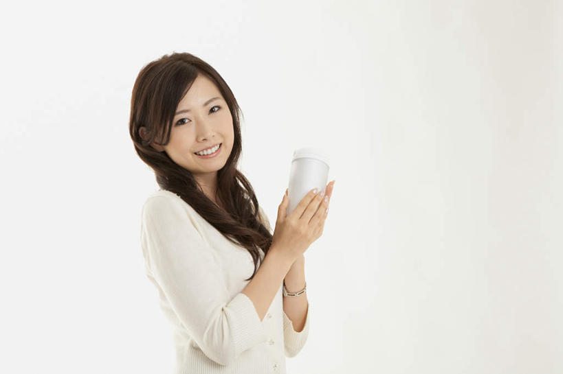 东方人,一个人,商务人士,商务女性,站,笑,微笑,露齿笑,横图,室内,白天,白色背景,正面,杯子,亚洲,仅一个年轻女性,仅一个女性,仅一个人,握,套装,拿,拿着,注视,黄种人,水杯,观察,看,站着,服务,握着,摄影,影棚,观看,察看,关注,商务装,工薪阶层,服务型行业,年轻女性,女人,女性,亚洲人,白领,上班族,茶杯,站立,半身,彩图,影棚拍摄,拍摄