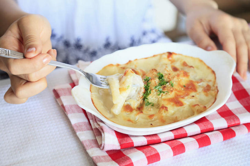 面食,面条,意大利面,通心粉,东方人,手,一个人,餐厅,坐,横图,俯视,室内,特写,白天,烹饪,西餐,餐桌,桌子,餐具,亚洲,仅一个年轻女性,仅一个女性,仅一个人,握,叉子,碟子,盘,面,日本料理,料理,食品,拿,拿着,黄种人,菜肴,美食,桌布,食物,盘子,餐巾,碟,日式料理,日式,手部,西式,握着,佳肴,餐台,意大利通心粉,年轻女性,女人,女性,亚洲人,进餐用具,烹调用具,坐着,半身,彩图,高角度拍摄,餐馆,饭店,饭馆