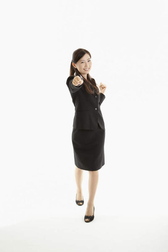 东方人,一个人,商务人士,商务女性,站,笑,打电话,微笑,露齿笑,竖图,室内,白天,白色背景,正面,电话,手机,亚洲,仅一个年轻女性,仅一个女性,仅一个人,伸展,握,套装,拿,拿着,注视,黄种人,通讯设备,观察,看,握拳,站着,服务,握着,摄影,影棚,观看,察看,伸出,关注,商务装,工薪阶层,服务型行业,交流,年轻女性,女人,女性,亚洲人,白领,上班族,沟通,通话,站立,彩图,全身,影棚拍摄,拍摄