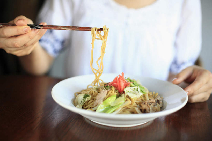 面食,面条,东方人,手,一个人,餐厅,坐,横图,室内,特写,白天,正面,烹饪,餐桌,筷子,桌子,辣椒,蔬菜,椰菜,卷心菜,餐具,亚洲,仅一个年轻女性,仅一个女性,仅一个人,一堆,许多,握,堆叠,堆积,碟子,盘,炒面,面,肉片,日本料理,料理,食品,拿,拿着,黄种人,菜肴,美食,食物,盘子,碟,日式料理,日式,手部,握着,佳肴,餐台,堆,辣角,红海椒,大椒,辣虎,广椒,年轻女性,女人,女性,亚洲人,进餐用具,烹调用具,辣子,结球甘蓝,红辣椒,海椒,甘兰,番椒,包心菜,坐着,半身,彩图,餐馆,饭店,饭馆