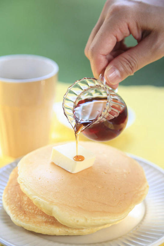 豆腐,东方人,手,一个人,餐厅,坐,竖图,俯视,室内,特写,白天,烹饪,餐桌,桌子,杯子,餐具,亚洲,仅一个年轻女性,仅一个女性,仅一个人,握,碟子,壶,盘,醋,调料,日本料理,料理,食品,调味品,拿,调味料,拿着,黄种人,饼,菜肴,美食,桌布,食物,盘子,水杯,碟,日式料理,日式,手部,浇,握着,佳肴,餐台,烤薄饼,年轻女性,女人,女性,亚洲人,茶杯,进餐用具,烹调用具,坐着,半身,彩图,高角度拍摄,餐馆,饭店,饭馆