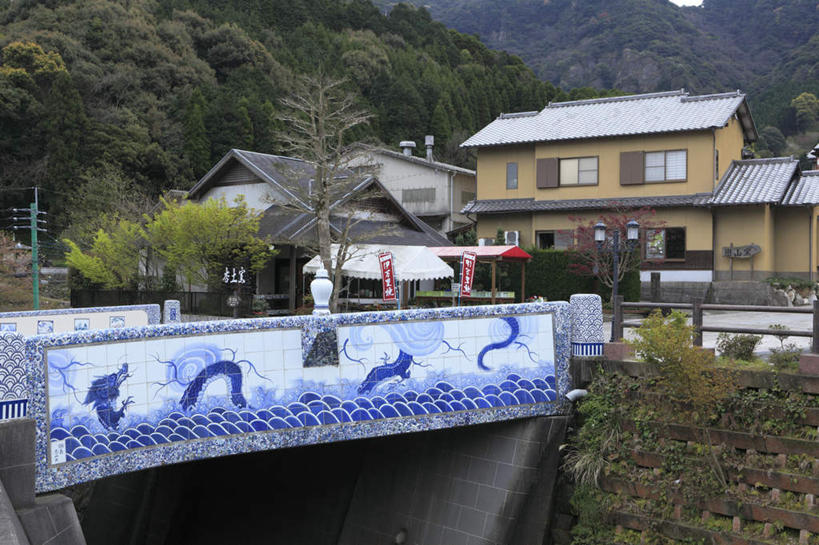 无人,家,栏杆,横图,室外,白天,正面,旅游,度假,石头,山,山脉,树林,植物,指示牌,日本,亚洲,龙,标志,电线,电线杆,石子,文字,房屋,屋子,山峰,围栏,桥,山峦,娱乐,标识,石桥,护栏,楼房,住宅,栈桥,树,树木,蓝色,绿色,自然,群山,享受,休闲,汉字,放松,生长,成长,人行桥,繁体,东亚,日本国,九州本岛,九州,九州岛,九州地方,石块,岩石,彩图,房子