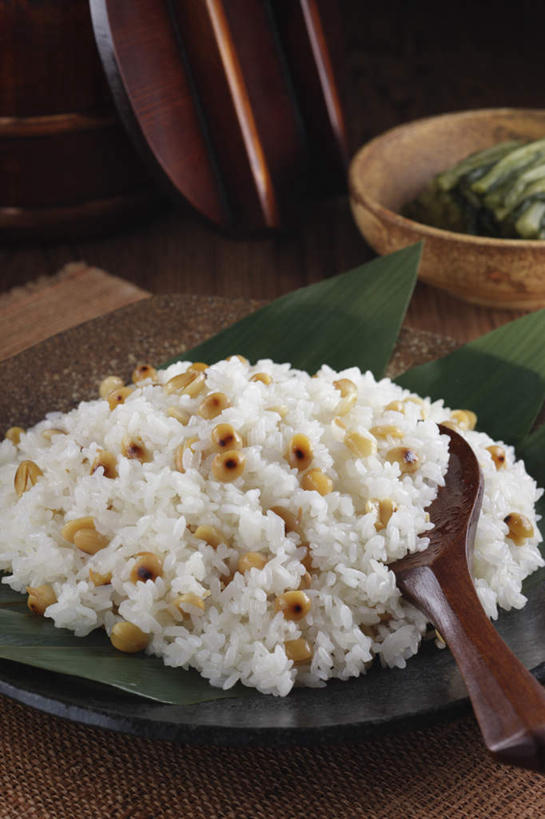 米饭,无人,餐厅,竖图,俯视,室内,特写,白天,烹饪,餐桌,桌子,餐具,碟子,盘,勺子,鱼卵,日本料理,料理,食品,饭,鱼籽,菜肴,美食,食物,腌制,盘子,垫子,调羹,碟,汤匙,日式料理,日式,佳肴,餐台,酸黄瓜,箬叶,芦苇叶,腌制食品,彩图,高角度拍摄,餐馆,饭店,饭馆