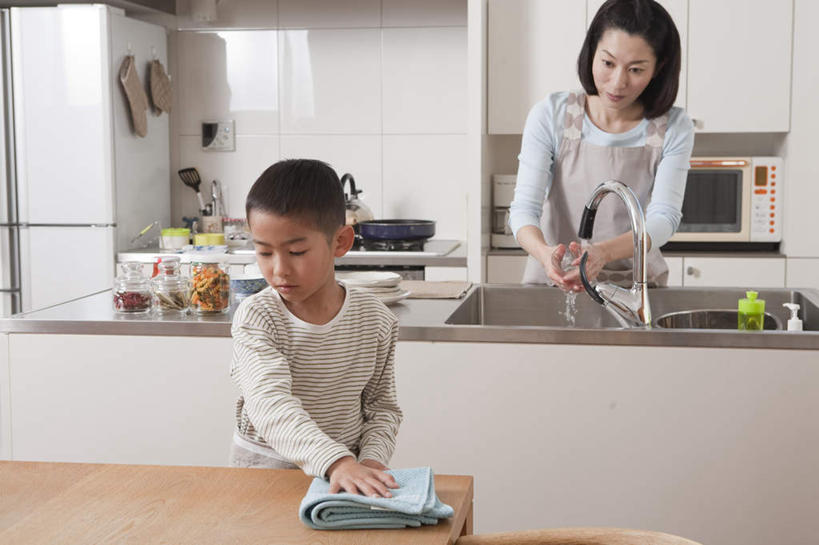 东方人,儿童,两个人,家庭,母亲,儿子,站,横图,室内,白天,正面,纯洁,餐桌,厨房,柜子,桌子,椅子,亚洲,握,水龙头,围裙,木椅,水池,拿,拿着,注视,黄种人,抹布,锅,小孩,橱柜,毛巾,观察,看,站着,温暖,温馨,母子,一家人,可爱,母爱,童年,童趣,擦拭,握着,餐台,观看,和睦,察看,关注,童真,烂漫,无邪,液化气,天真,男孩,男人,男性,年轻女性,女人,女性,亚洲人,孩子,站立,半身,彩图,灶间,融洽,男生,料理台