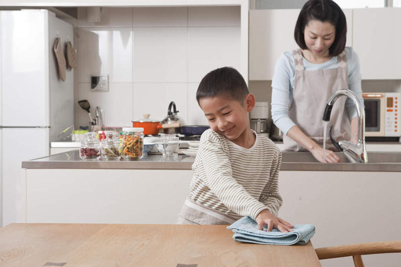 东方人,儿童,两个人,家庭,母亲,儿子,站,横图,室内,白天,正面,纯洁,餐桌,厨房,柜子,桌子,椅子,亚洲,握,水龙头,围裙,木椅,水池,拿,拿着,注视,黄种人,抹布,锅,小孩,橱柜,毛巾,观察,看,站着,温暖,温馨,母子,一家人,可爱,母爱,童年,童趣,擦拭,握着,餐台,观看,和睦,察看,关注,童真,烂漫,无邪,液化气,天真,男孩,男人,男性,年轻女性,女人,女性,亚洲人,孩子,站立,半身,彩图,灶间,融洽,男生,料理台