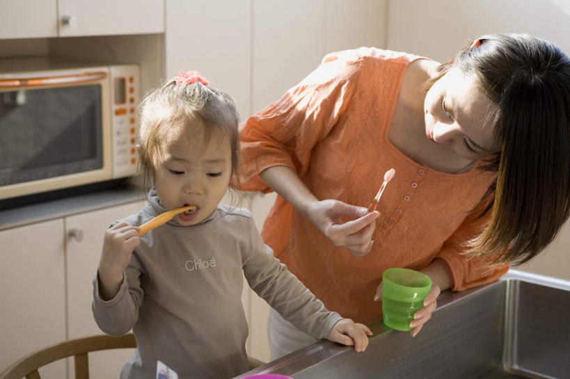 东方人,儿童,两个人,家庭,母亲,女儿,站,坐,横图,室内,白天,正面,纯洁,厨房,柜子,杯子,椅子,亚洲,电器,牙刷,木椅,水池,黄种人,刷牙,小孩,水杯,橱柜,站着,温暖,温馨,母女,一家人,可爱,母爱,童年,童趣,漱口杯,微波炉,和睦,童真,烂漫,无邪,天真,年轻女性,女孩,女人,女性,亚洲人,孩子,站立,坐着,半身,彩图,灶间,融洽,女生