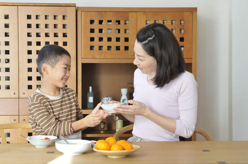 东方人,儿童,两个人,家庭,母亲,儿子,坐,捧,笑,微笑,露齿笑,横图,室内,白天,正面,游戏,纯洁,餐桌,柜子,桌子,柑橘,餐具,水果,亚洲,握,碟子,盘,拿,玩,拿着,黄种人,娱乐,相视,小孩,盘子,橱柜,碟,碗,休闲,温暖,温馨,母子,一家人,面对面,可爱,母爱,童年,童趣,握着,餐台,对视,和睦,相对,童真,烂漫,无邪,相看,天真,男孩,男人,男性,年轻女性,女人,女性,亚洲人,孩子,橘子,桔子,橙子,橙,端,端着,捧着,手捧,玩耍,嬉戏,坐着,半身,彩图,融洽,男生