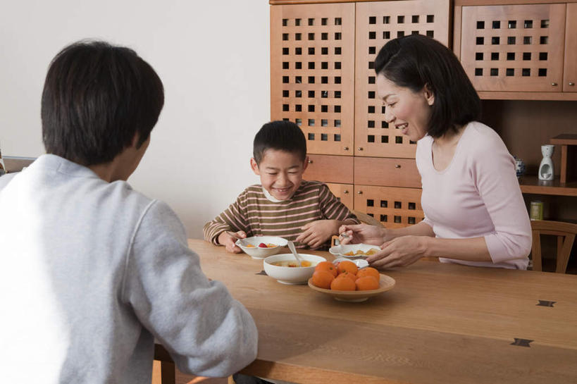 东方人,儿童,三个人,家庭,母亲,父亲,儿子,坐,笑,微笑,露齿笑,横图,室内,白天,正面,纯洁,餐桌,柜子,桌子,柑橘,餐具,水果,亚洲,握,碟子,盘,勺子,食品,陶瓷制品,拿,拿着,黄种人,食物,小孩,盘子,橱柜,调羹,碟,汤匙,碗,温暖,温馨,父子,母子,三口之家,一家人,父爱,可爱,母爱,童年,童趣,握着,有机食品,绿色食品,餐台,和睦,童真,烂漫,无邪,天真,男孩,男人,男性,年轻男性,年轻女性,女人,女性,亚洲人,孩子,橘子,桔子,橙子,橙,坐着,半身,彩图,融洽,男生
