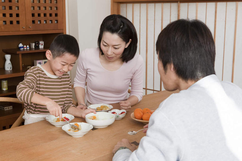 东方人,儿童,三个人,家庭,母亲,父亲,儿子,坐,笑,微笑,露齿笑,横图,室内,白天,正面,纯洁,餐桌,柜子,桌子,柑橘,餐具,水果,亚洲,握,碟子,盘,勺子,食品,陶瓷制品,拿,拿着,黄种人,食物,小孩,盘子,橱柜,调羹,碟,汤匙,碗,温暖,温馨,父子,母子,三口之家,一家人,父爱,可爱,母爱,童年,童趣,握着,有机食品,绿色食品,餐台,和睦,童真,烂漫,无邪,天真,男孩,男人,男性,年轻男性,年轻女性,女人,女性,亚洲人,孩子,橘子,桔子,橙子,橙,坐着,半身,彩图,融洽,男生