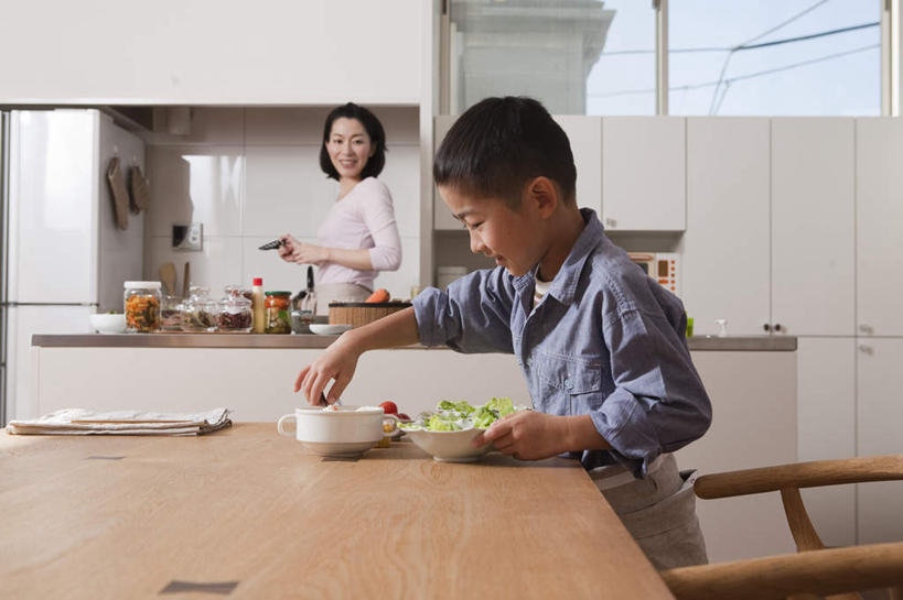 东方人,儿童,两个人,母亲,儿子,站,横图,室内,白天,正面,纯洁,餐桌,厨房,桌子,水果,亚洲,握,勺子,墙,蔬菜沙拉,沙拉,陶瓷制品,拿,拿着,黄种人,色拉,墙壁,墙面,小孩,调羹,汤匙,碗,站着,母子,可爱,母爱,童年,童趣,握着,有机食品,绿色食品,餐台,色拉酱,千岛酱,童真,烂漫,无邪,天真,男孩,男人,男性,年轻女性,女人,女性,亚洲人,孩子,半身,彩图,灶间,男生,料理台