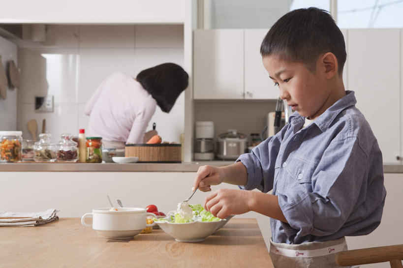 东方人,儿童,背部,两个人,母亲,儿子,站,横图,室内,白天,正面,纯洁,餐桌,厨房,桌子,水果,亚洲,握,勺子,墙,蔬菜沙拉,沙拉,陶瓷制品,拿,拿着,黄种人,色拉,墙壁,墙面,小孩,调羹,汤匙,碗,站着,母子,可爱,母爱,童年,童趣,握着,有机食品,绿色食品,餐台,色拉酱,千岛酱,童真,烂漫,无邪,天真,男孩,男人,男性,年轻女性,女人,女性,亚洲人,孩子,半身,彩图,灶间,男生,料理台