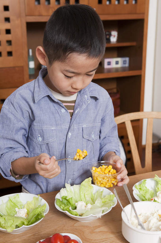 东方人,儿童,一个人,站,竖图,室内,白天,正面,纯洁,玉米,厨房,柜子,水果,亚洲,仅一个男性,仅一个人,握,方格,格子,颗粒,勺子,蔬菜沙拉,沙拉,拿,拿着,黄种人,色拉,小孩,黄色,橱柜,调羹,汤匙,站着,仅一个小孩,可爱,童年,童趣,握着,有机食品,绿色食品,色拉酱,千岛酱,童真,烂漫,无邪,天真,男孩,男人,男性,亚洲人,孩子,半身,彩图,灶间,男生,料理台