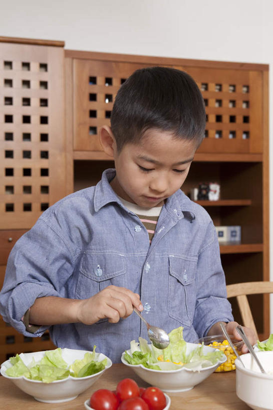 东方人,儿童,一个人,站,竖图,室内,白天,正面,纯洁,玉米,厨房,柜子,水果,亚洲,仅一个男性,仅一个人,握,方格,格子,颗粒,勺子,蔬菜沙拉,沙拉,拿,拿着,黄种人,色拉,小孩,黄色,橱柜,调羹,汤匙,站着,仅一个小孩,可爱,童年,童趣,握着,有机食品,绿色食品,色拉酱,千岛酱,童真,烂漫,无邪,天真,男孩,男人,男性,亚洲人,孩子,半身,彩图,灶间,男生,料理台