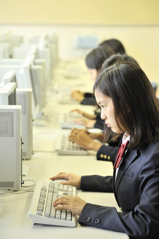 东方人,儿童,四个人,学生,学校,坐,竖图,室内,白天,侧面,制服,纯洁,电脑,显示器,鼠标,键盘,桌子,亚洲,一排,整齐,网络,黄种人,输入设备,通讯设备,书桌,校园,排列,小孩,课桌,教室,校服,台式电脑,可爱,童年,童趣,操作,机房,队列,通信设备,童真,输出设备,烂漫,无邪,天真,男孩,男人,男性,女孩,女人,女性,亚洲人,坐着,半身,彩图,男生,女生