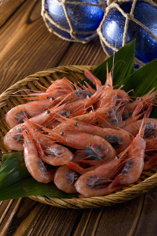 海鲜,无人,交叉,竖图,俯视,室内,特写,白天,烹饪,植物,餐桌,桌子,竹子,叶子,玻璃,一堆,许多,阴影,堆叠,堆积,竹制,编织,反射,篮子,纹理,影子,虾,日本料理,料理,食品,绿叶,很多,水产,菜肴,美食,大虾,海洋生物,玻璃制品,食物,两个,一个,蓝色,绿色,竹篮,日式料理,日式,嫩叶,佳肴,对虾,单个,餐台,竹条,堆,交织,竹制品,水生动物,海产品,水生物,海底动物,斑节虾,肌理,穿插,东方对虾,中国对虾,叶,叶片,叶脉,彩图,高角度拍摄,浮法玻璃