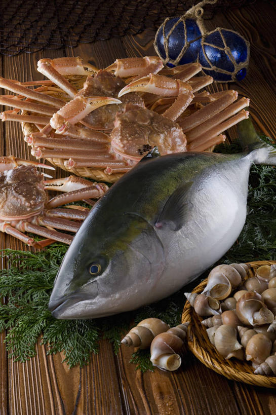 海鲜,蟹,无人,交叉,竖图,俯视,室内,特写,白天,餐桌,桌子,竹子,叶子,玻璃,一堆,一条,许多,阴影,堆叠,堆积,竹制,编织,反射,螃蟹,鱼,篮子,影子,绿叶,很多,水产,鱼类,海洋生物,玻璃制品,两个,一个,蓝色,竹篮,嫩叶,单个,餐台,竹条,堆,交织,竹制品,水生动物,海产品,水生物,螺蛳,海底动物,田螺,蜗篱,师螺,蜗蠃,方田螺,穿插,叶,叶片,彩图,高角度拍摄,浮法玻璃