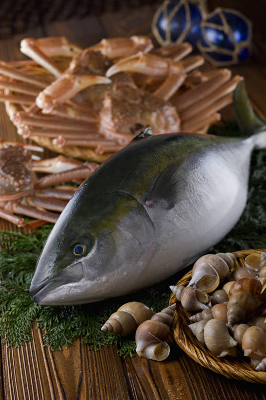 海鲜,蟹,无人,交叉,竖图,俯视,室内,特写,白天,餐桌,桌子,竹子,叶子,玻璃,一堆,一条,许多,阴影,堆叠,堆积,竹制,编织,反射,螃蟹,鱼,篮子,影子,绿叶,很多,水产,鱼类,海洋生物,玻璃制品,两个,一个,蓝色,竹篮,嫩叶,单个,餐台,竹条,堆,交织,竹制品,水生动物,海产品,水生物,螺蛳,海底动物,田螺,蜗篱,师螺,蜗蠃,方田螺,穿插,叶,叶片,彩图,高角度拍摄,浮法玻璃