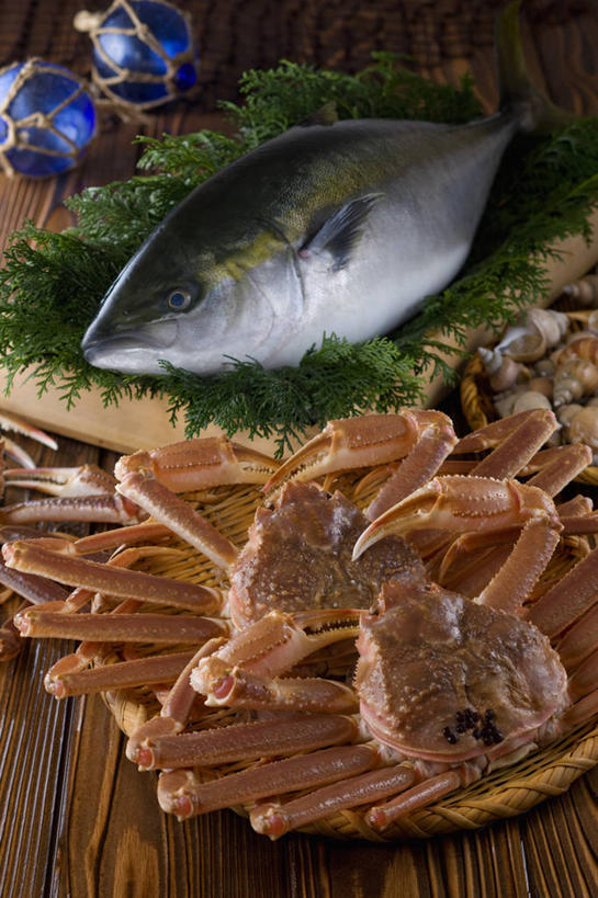 海鲜,蟹,无人,交叉,竖图,俯视,室内,特写,白天,餐桌,桌子,竹子,叶子,玻璃,一堆,一条,许多,阴影,堆叠,堆积,竹制,编织,反射,螃蟹,鱼,篮子,影子,绿叶,很多,水产,鱼类,海洋生物,玻璃制品,两个,一个,蓝色,竹篮,嫩叶,单个,餐台,竹条,堆,交织,竹制品,水生动物,海产品,水生物,螺蛳,海底动物,田螺,蜗篱,师螺,蜗蠃,方田螺,穿插,叶,叶片,彩图,高角度拍摄,浮法玻璃