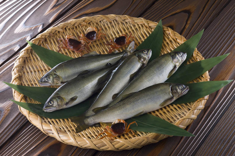 蟹,无人,交叉,横图,俯视,室内,特写,白天,桌面,桌子,竹子,叶子,许多,阴影,竹制,编织,反射,木制,螃蟹,鱼,篮子,影子,绿叶,香鱼,很多,鱼类,海洋生物,一个,木制品,竹篮,嫩叶,单个,竹条,交织,竹制品,水生动物,水生物,海底动物,穿插,瓜鱼,香油鱼,叶,叶片,彩图,高角度拍摄,全身