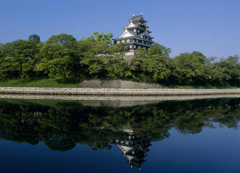 无人,横图,室外,白天,正面,旅游,度假,草地,草坪,河流,名胜古迹,树林,水,植物,标志建筑,地标,建筑,日本,亚洲,阴影,波纹,遗迹,光线,影子,堡垒,城堡,河水,水流,涟漪,古迹,文物,娱乐,建设,古建筑,草,树,树木,蓝色,绿色,倒影,蓝天,水纹,天空,阳光,自然,波浪,天,享受,休闲,旅游胜地,放松,生长,晴朗,成长,倒映,要塞,古文明,东亚,本州,万里无云,本州岛,日本国,水晕,中国地方,冈山,冈山县,县厅,冈山市,反照,设防,晴空,晴空万里,彩图,乌城,冈山城