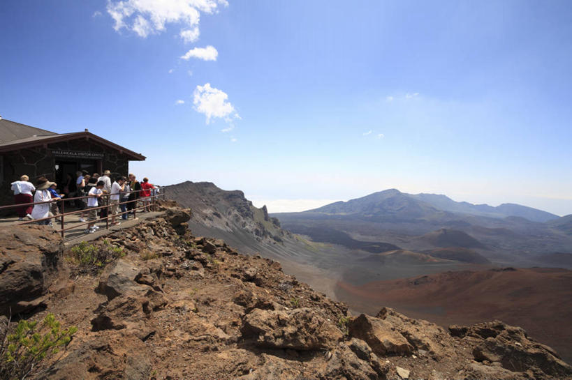 西方人,公园,站,横图,室外,白天,正面,旅游,度假,岛屿,石头,美景,山,山脉,夏威夷,欧洲,美国,欧洲人,行人,游客,游人,阴影,服装,光线,石子,影子,景观,山峰,云,云朵,山峦,许多人,云彩,休闲装,娱乐,路人,旅客,衣服,蓝色,白云,蓝天,天空,阳光,自然,群山,天,站着,一群人,享受,休闲,休闲服,景色,放松,服饰,晴朗,北美,北美洲,国家公园,自然风光,美洲,夏威夷州,爱洛哈之州,北亚美利加洲,亚美利加洲,过客,哈雷阿卡拉国家公园,男人,男性,年轻男性,年轻女性,女人,女性,白种人,列岛,群岛,石块,岩石,诸岛,晴空,站立,彩图,全身,毛伊岛,茂伊岛,茂宜岛,山谷之岛