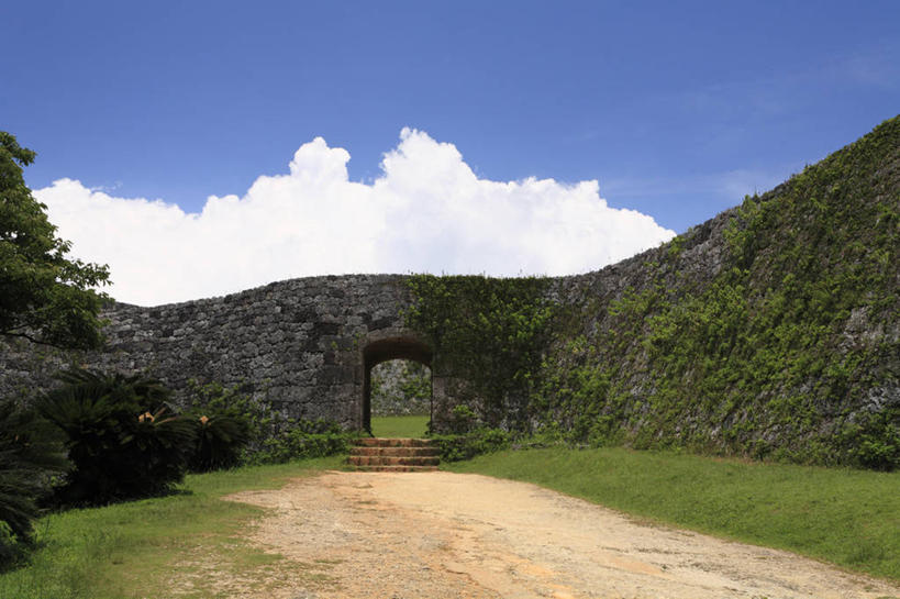 无人,横图,室外,白天,正面,旅游,度假,草地,草坪,石头,名胜古迹,植物,门,标志建筑,地标,建筑,日本,亚洲,阴影,遗迹,光线,石子,影子,堡垒,城堡,墙,云,云朵,青苔,苔藓,云彩,古迹,文物,娱乐,建设,冲绳,古建筑,废墟,墙壁,墙面,草,树,树木,蓝色,绿色,白云,蓝天,天空,阳光,自然,门框,天,享受,休闲,旅游胜地,放松,生长,晴朗,成长,冲绳县,要塞,古文明,东亚,琉球群岛,冲绳岛,日本国,九州地方,设防,冲绳群岛,石块,岩石,晴空,彩图,冲绳本岛,读谷村,琉球列岛,中头郡,座喜味城