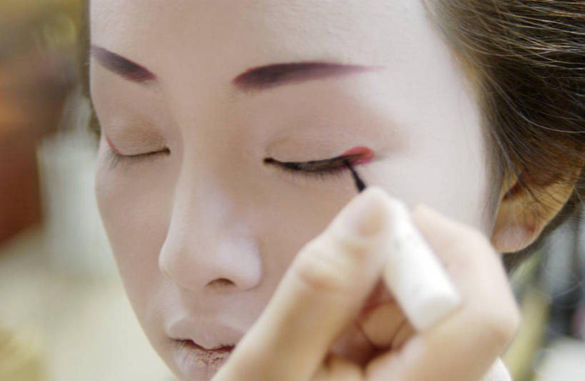 东方人,脸,头,脸颊,手,一个人,闭眼,横图,室外,特写,白天,正面,化妆,美容,亚洲,仅一个年轻女性,仅一个女性,仅一个人,护肤,握,阴影,朦胧,模糊,光线,影子,黄种人,一个,阳光,化妆刷,刷子,保养,享受,休闲,手部,放松,握着,保健,单个,眼影刷,单手,美容工具,艺妓,养颜,彩妆刷,化妆工具,艺伎,芸妓,芸者,年轻女性,女人,女性,亚洲人,头部,脸部,脸蛋,面部,闭眼睛,闭着眼,闭着眼睛,半身,彩图