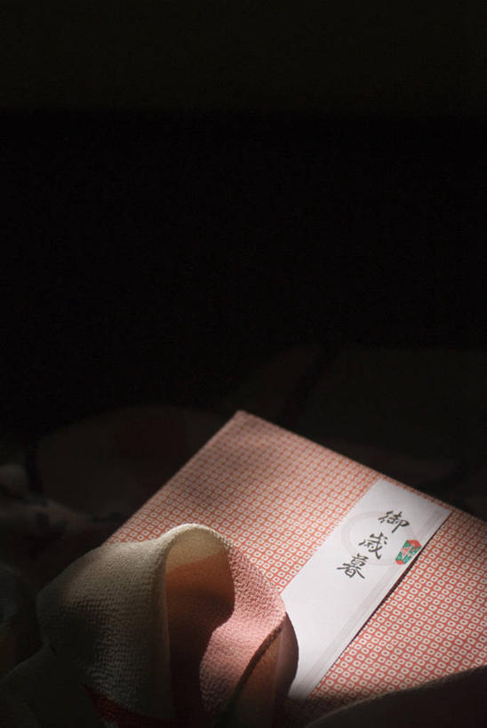 无人,竖图,俯视,室内,特写,白天,桌面,桌子,阴影,黑色背景,节日,庆祝,反射,日文,包装,包装纸,标志,文字,影子,纸,字符,纸张,文化,标识,庆典,摄影,影棚,纪念,包装材料,日语,彩图,高角度拍摄,影棚拍摄,拍摄,日本新年