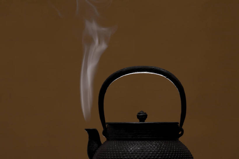 无人,横图,室内,特写,白天,正面,雾,沸腾,蒸汽,壶,水蒸气,背光,水壶,一个,黑色,茶壶,容器,摄影,影棚,褐色背景,单个,烧水壶,逆光,蒸发,彩图,影棚拍摄,拍摄