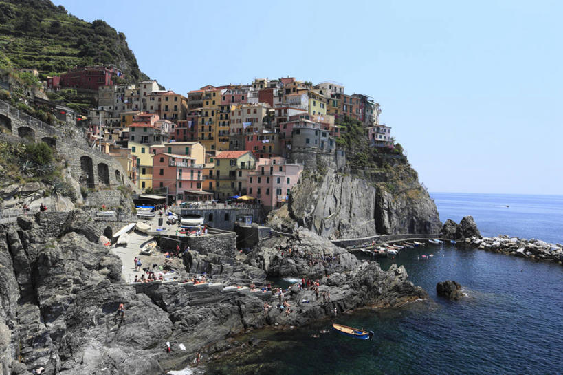 无人,家,横图,室外,白天,正面,旅游,度假,海浪,海洋,名胜古迹,山,山脉,植物,标志建筑,地标,建筑,船,意大利,欧洲,遗迹,房屋,屋子,浪花,山峰,水平线,公寓,建筑群,辽阔,木船,海平线,山峦,古迹,文物,娱乐,建设,古建筑,洋房,楼房,住宅,树,树木,蓝色,绿色,蓝天,天空,自然,海水,交通工具,群山,天,享受,休闲,广阔,旅游胜地,放松,生长,晴朗,成长,一望无际,舟,南欧,载具,海景,古文明,万里无云,意大利共和国,利古里亚,利古里亚大区,无边无际,一马平川,马纳罗拉,五渔村,五乡地,大海,风浪,海,海水的波动,近岸浪,涌浪,晴空,晴空万里,彩图,房子,水天相接,水天一线