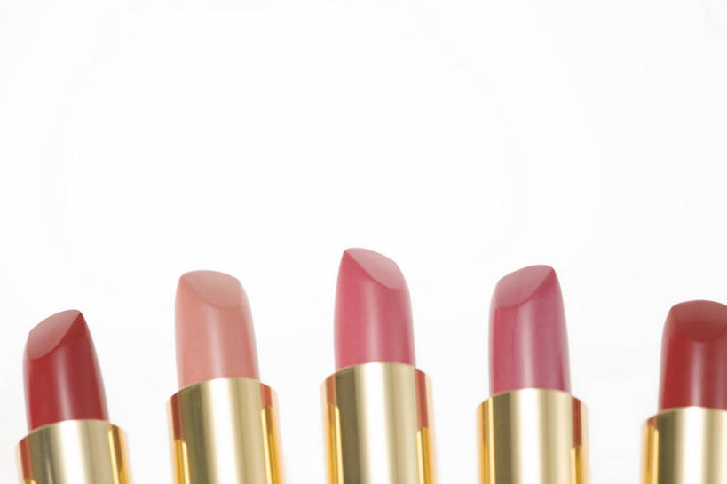 无人,横图,室内,特写,白天,白色背景,正面,静物,一排,许多,整齐,排列,粉色,红色,唇膏,化妆品,口红,摄影,影棚,五支,化妆用品,队列,唇棒,彩图,影棚拍摄,拍摄