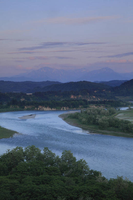 无人,竖图,俯视,室外,白天,旅游,度假,河流,美景,日落,森林,山,山脉,树林,水,植物,日本,亚洲,波纹,河水,景观,山峰,水流,晚霞,霞光,落日,涟漪,山峦,娱乐,树,树木,绿色,倒影,水纹,自然,黄昏,波浪,群山,享受,休闲,景色,彩霞,放松,生长,成长,倒映,自然风光,东亚,本州,本州岛,日本国,中部地方,水晕,新潟,新潟县,夕照,反照,薄暮,信浓川,夕阳,彩图,高角度拍摄,傍晚,鱼沼市,小千谷市,中越地方,南鱼沼市,越后三山,斜阳