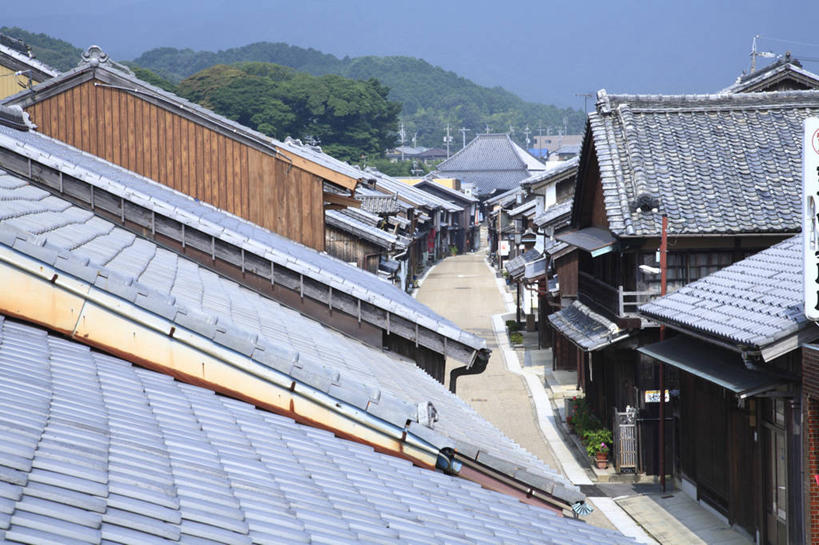 无人,家,横图,俯视,室外,白天,旅游,度假,山,山脉,植物,标志建筑,道路,地标,建筑,路,日本,亚洲,阴影,光线,瓦片,影子,房屋,屋顶,屋子,山峰,小路,交通,山峦,顶棚,瓦,娱乐,建设,楼房,住宅,树,树木,蓝色,绿色,蓝天,天空,阳光,自然,群山,天,享受,休闲,旅游胜地,放松,建造,生长,晴朗,成长,东亚,屋瓦,本州,万里无云,三重县,本州岛,日本国,近畿地方,近畿,三重,晴空,晴空万里,彩图,高角度拍摄,房子,龟山,龟山市