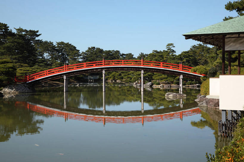 无人,栏杆,横图,室外,白天,正面,旅游,度假,树林,植物,标志建筑,地标,建筑,日本,亚洲,阴影,波纹,光线,木板,影子,池塘,水池,围栏,桥,木桥,涟漪,娱乐,建设,护栏,栈桥,树,树木,红色,蓝色,绿色,倒影,蓝天,水纹,天空,阳光,自然,波浪,天,享受,休闲,旅游胜地,放松,生长,晴朗,成长,人行桥,木板桥,倒映,东亚,万里无云,日本国,水晕,四国地方,四国,四国岛,香川,香川县,反照,晴空,晴空万里,彩图,丸龟市